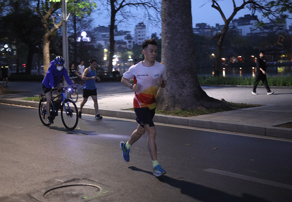 Runner Hà thành khổ luyện sớm tinh mơ cho Tiền Phong Marathon 2021 ảnh 4