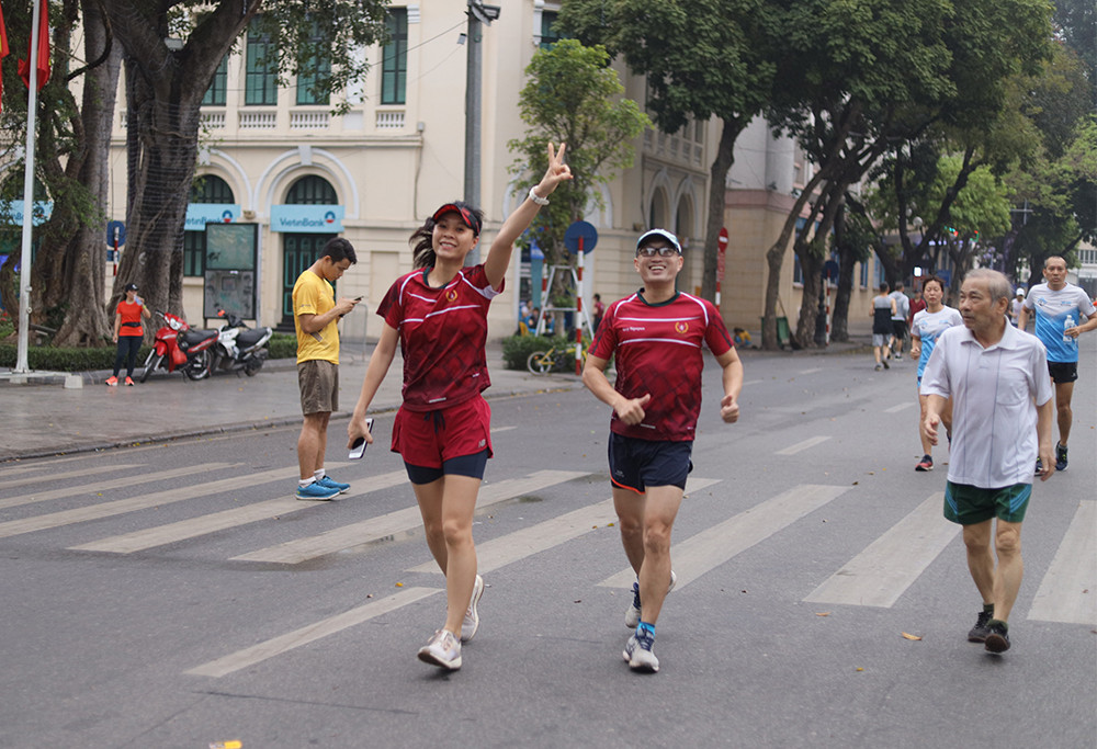 Runner Hà thành khổ luyện sớm tinh mơ cho Tiền Phong Marathon 2021 ảnh 16