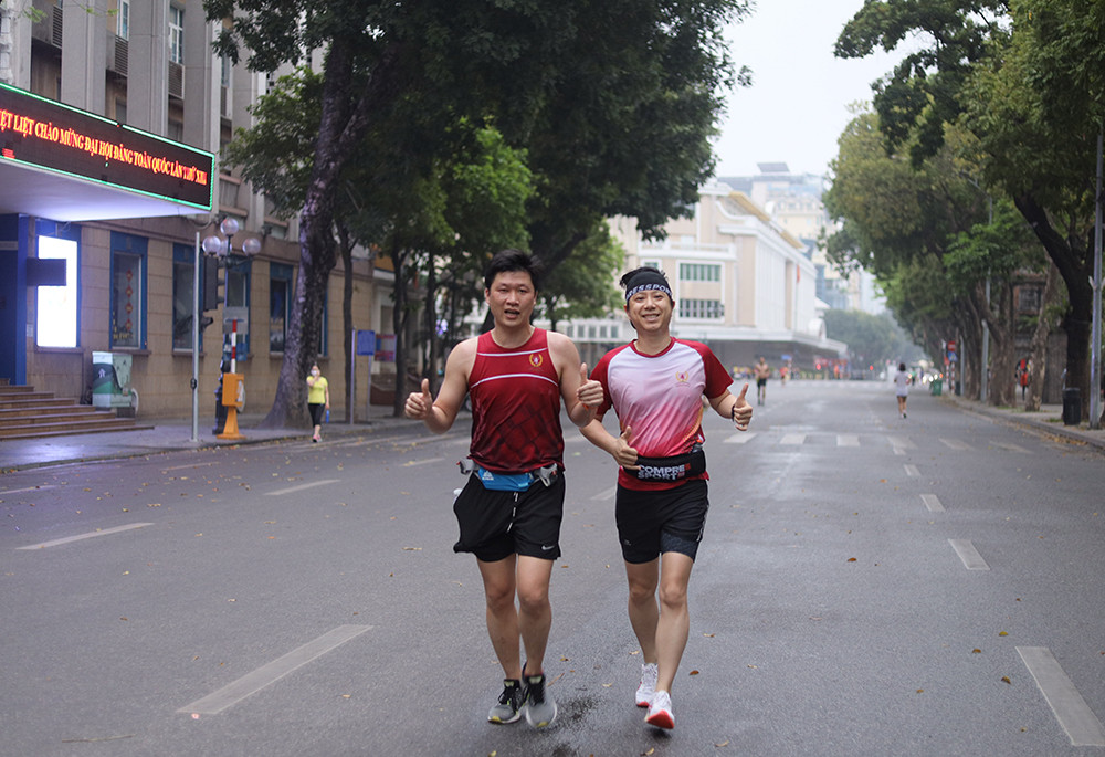 Runner Hà thành khổ luyện sớm tinh mơ cho Tiền Phong Marathon 2021 ảnh 17