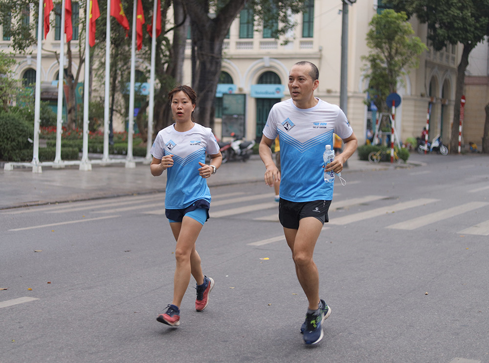 Runner Hà thành khổ luyện sớm tinh mơ cho Tiền Phong Marathon 2021 ảnh 9