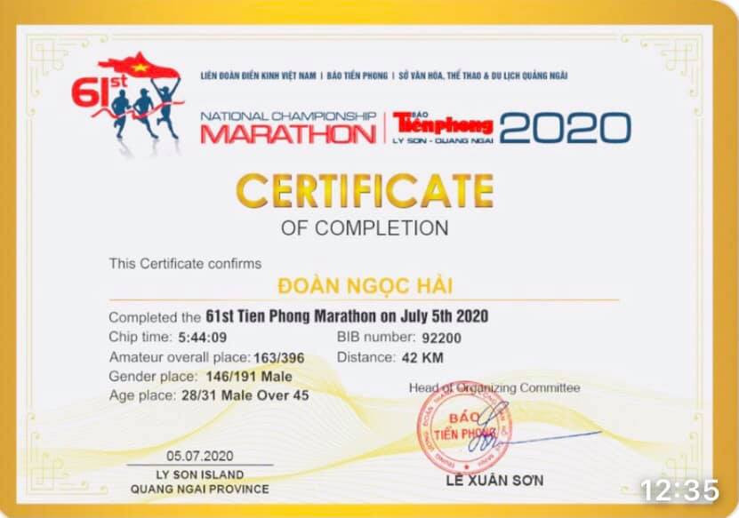 Ông Đoàn Ngọc Hải tặng thưởng cho hai nhà vô địch Tiền Phong Marathon 2021 ảnh 1