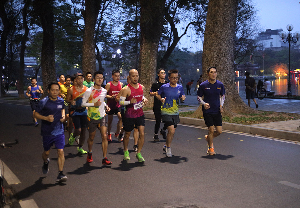 Runner Hà thành khổ luyện sớm tinh mơ cho Tiền Phong Marathon 2021 ảnh 2