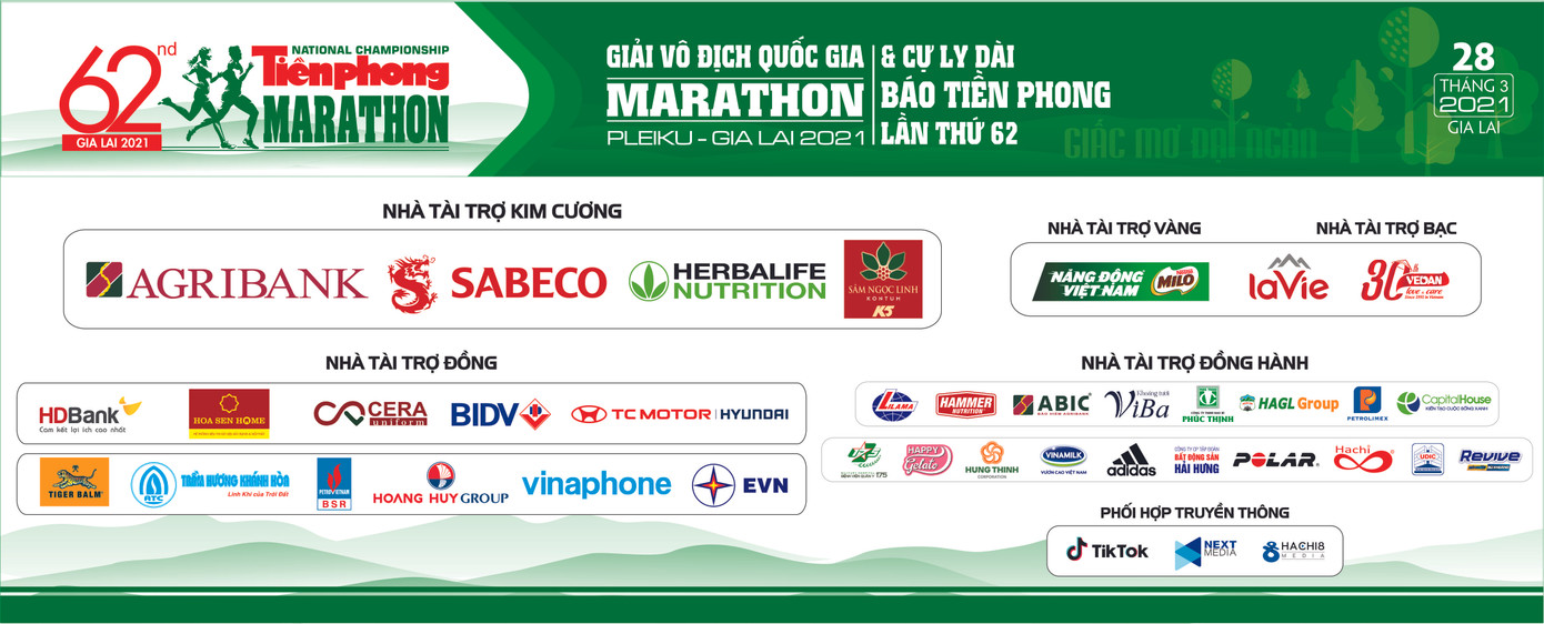 Ông Đoàn Ngọc Hải tặng thưởng cho hai nhà vô địch Tiền Phong Marathon 2021 ảnh 2