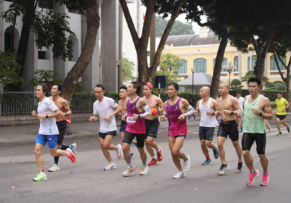 Runner Hà thành khổ luyện sớm tinh mơ cho Tiền Phong Marathon 2021 ảnh 14