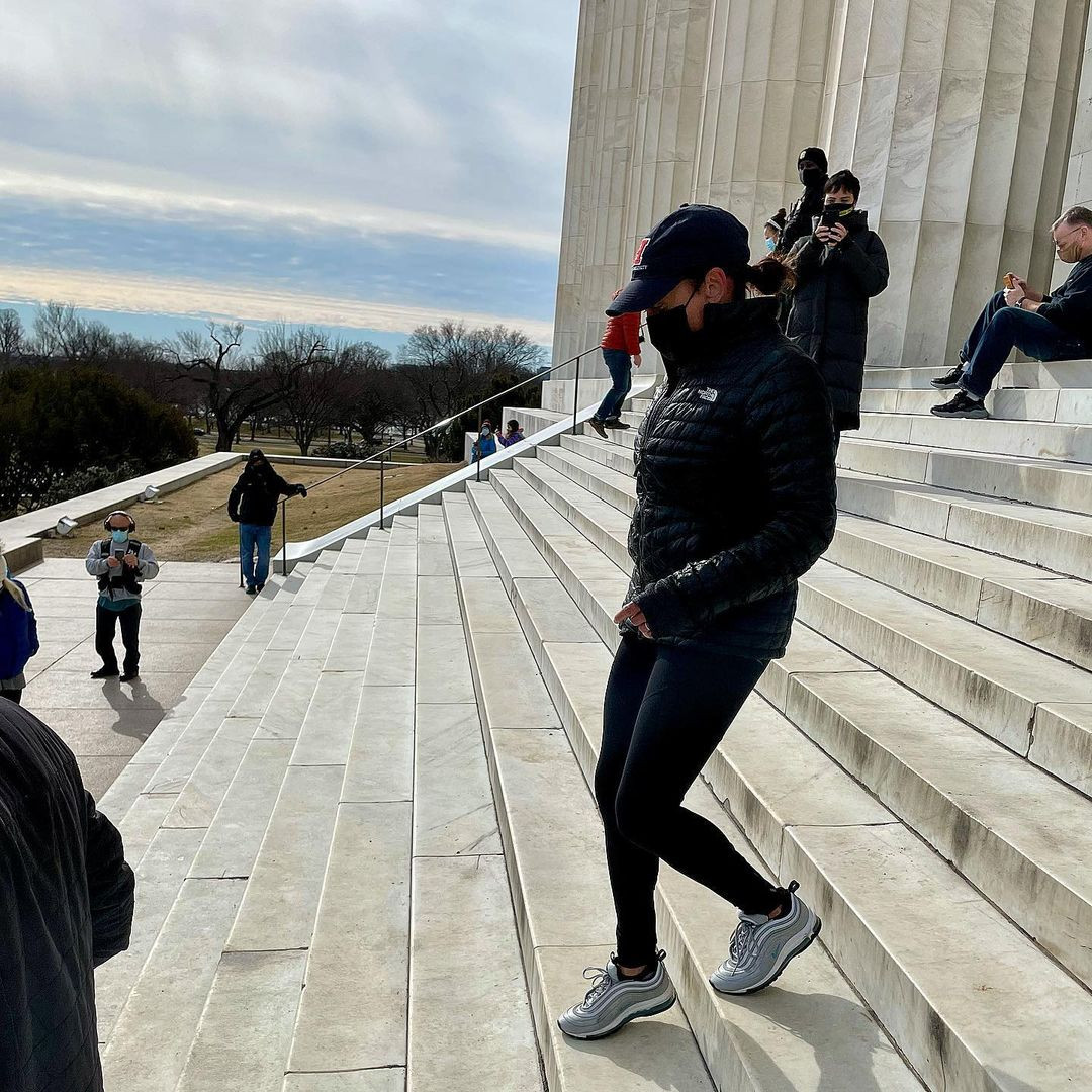 Lộ video mật vụ Mỹ đuổi theo nữ Phó Tổng thống khi tập thể dục hút 4 triệu view ảnh 1