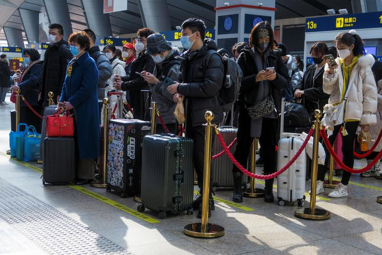Khắp châu Á trang hoàng lung linh, người dân đeo khẩu trang đi sắm Tết ảnh 18