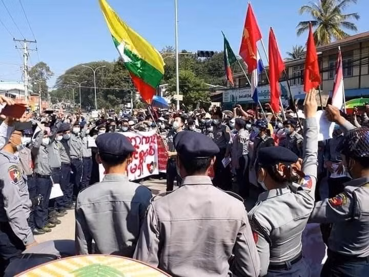 Myanmar: Quân đội đột kích trụ sở đảng NLD, cảnh sát bắt đầu về phe người biểu tình ảnh 2