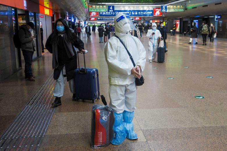 Khắp châu Á trang hoàng lung linh, người dân đeo khẩu trang đi sắm Tết ảnh 19