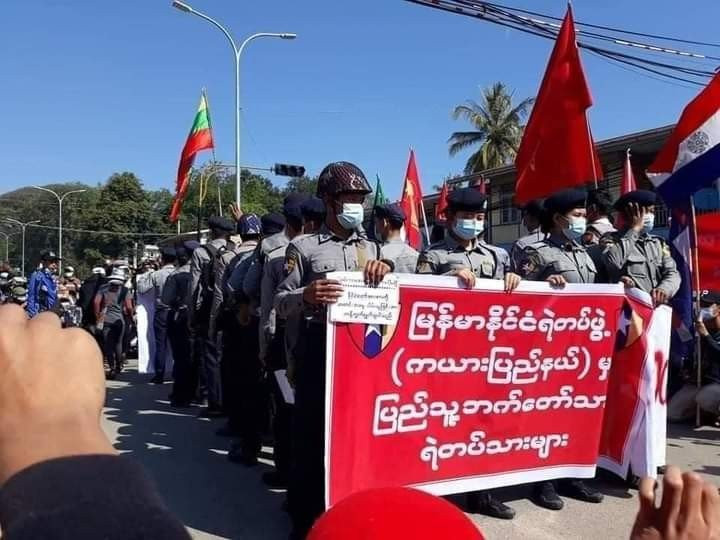 Myanmar: Quân đội đột kích trụ sở đảng NLD, cảnh sát bắt đầu về phe người biểu tình ảnh 3