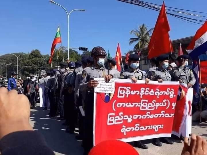 Myanmar: Quân đội đột kích trụ sở đảng NLD, cảnh sát bắt đầu về phe người biểu tình ảnh 3