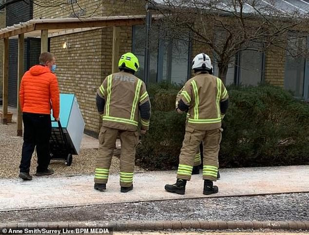 Bác sĩ liều mình lao vào đám cháy ‘cứu’ vắc-xin COVID-19 ảnh 1