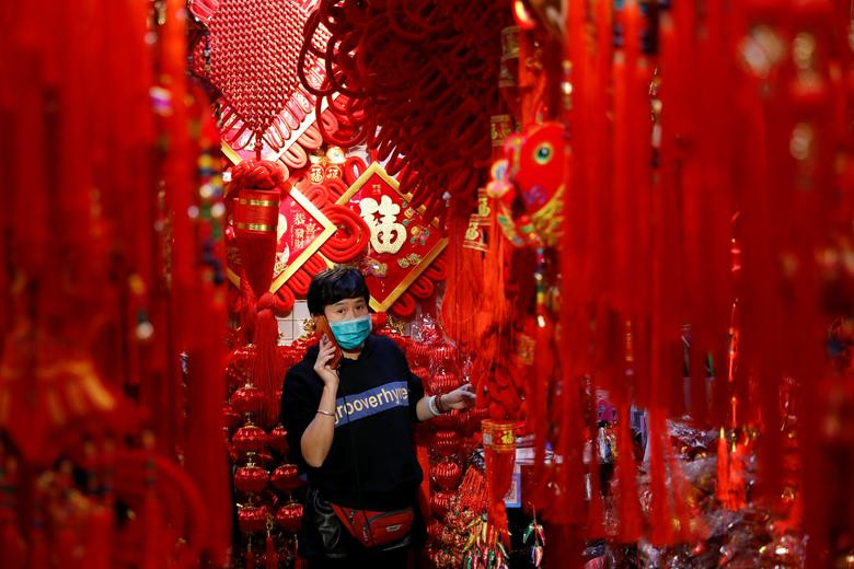 Khắp châu Á trang hoàng lung linh, người dân đeo khẩu trang đi sắm Tết ảnh 21