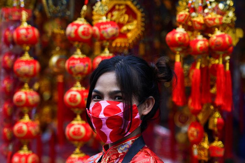 Khắp châu Á trang hoàng lung linh, người dân đeo khẩu trang đi sắm Tết ảnh 6