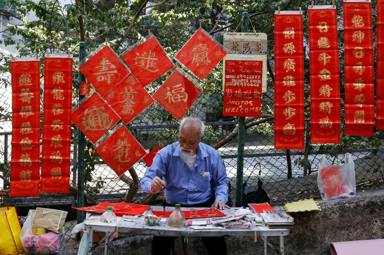 Khắp châu Á trang hoàng lung linh, người dân đeo khẩu trang đi sắm Tết ảnh 24