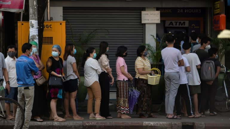 Đảo chính Myanmar: Quân đội ở khắp nơi, người dân bất an, tức giận ảnh 8