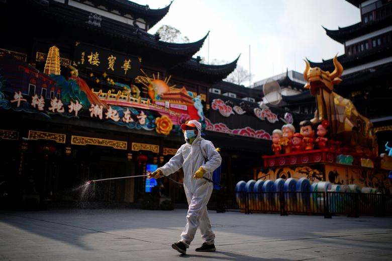 Khắp châu Á trang hoàng lung linh, người dân đeo khẩu trang đi sắm Tết ảnh 23