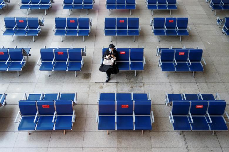 Khắp châu Á trang hoàng lung linh, người dân đeo khẩu trang đi sắm Tết ảnh 17