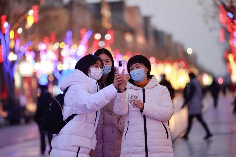 Khắp châu Á trang hoàng lung linh, người dân đeo khẩu trang đi sắm Tết ảnh 20