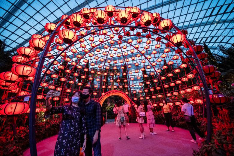 Khắp châu Á trang hoàng lung linh, người dân đeo khẩu trang đi sắm Tết ảnh 16