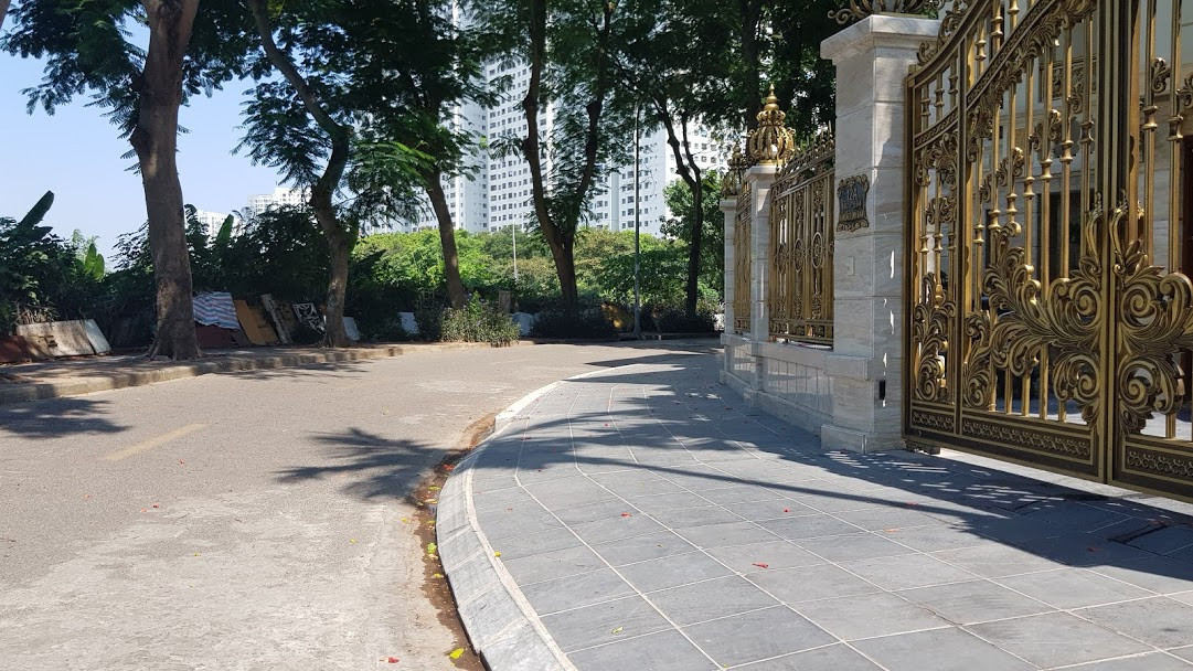 Cận cảnh biệt thự đô thị mẫu Hà Nội 'đua nhau' thay cây xanh, lát vỉa hè sai quy hoạch ảnh 8