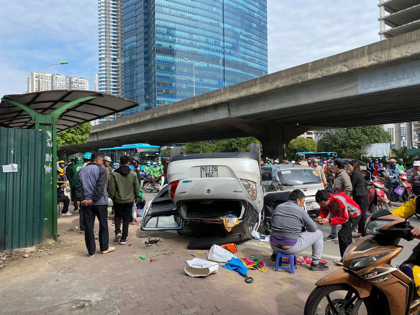 Tai nạn liên hoàn trên đường Phạm Hùng, 2 người bị thương ảnh 1