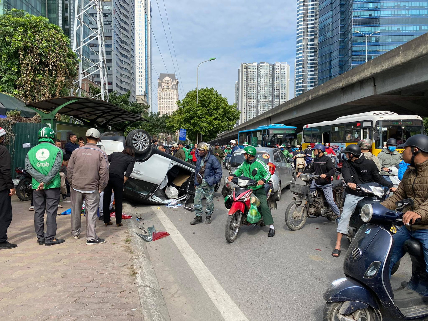 Tai nạn liên hoàn trên đường Phạm Hùng, 2 người bị thương ảnh 3