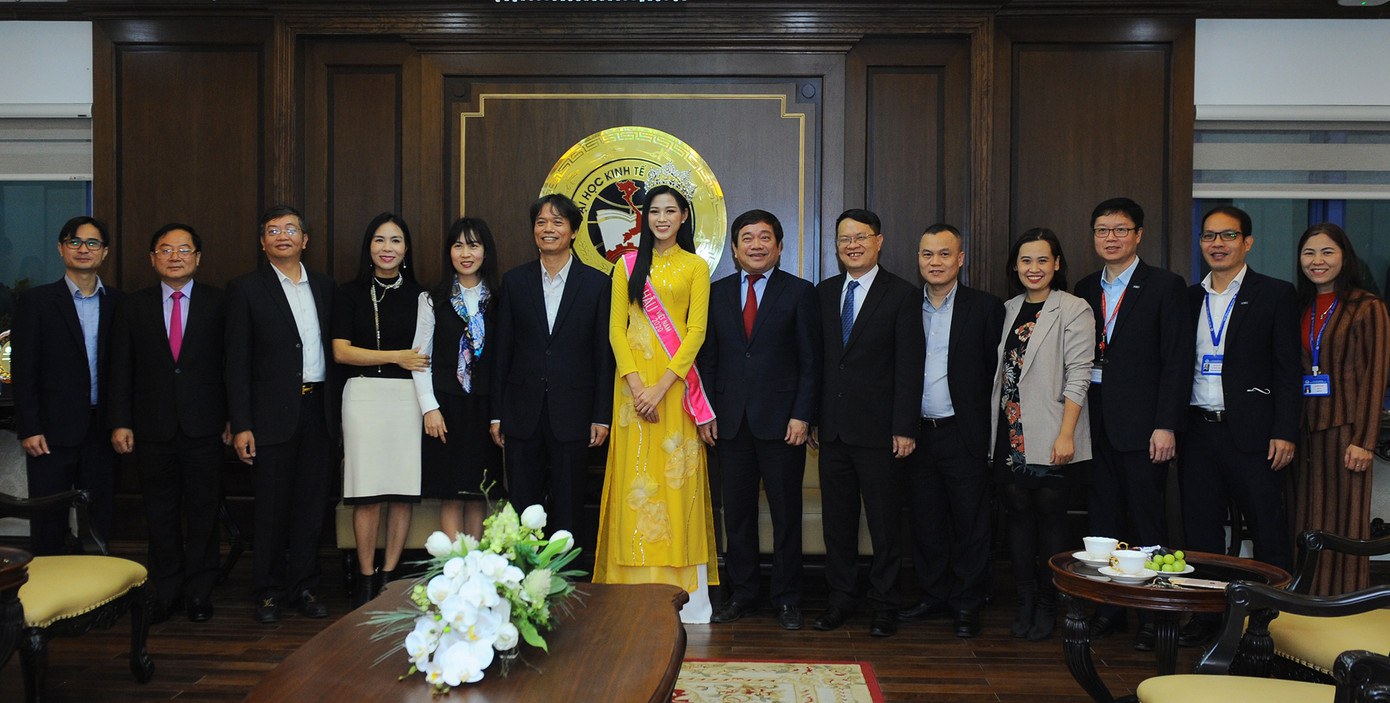 ĐH Kinh tế Quốc dân tự hào nữ sinh đầu tiên đăng quang Hoa hậu Việt Nam ảnh 3