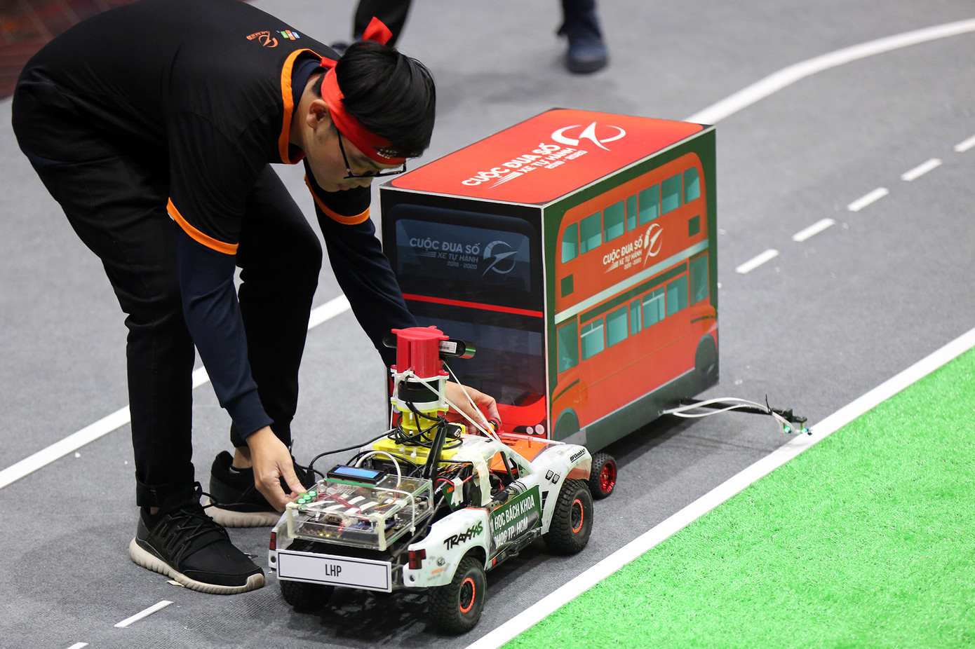 Tìm ra quán quân vô địch cuộc đua số xe tự hành chinh phục tình huống giao thông ảnh 2
