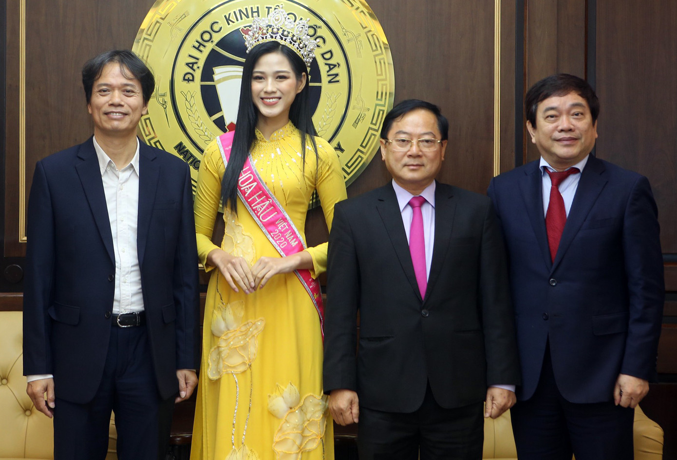 Hoa hậu Việt Nam 2020 Đỗ Thị Hà và lời hứa 'mời cả lớp đi du thuyền' ảnh 11