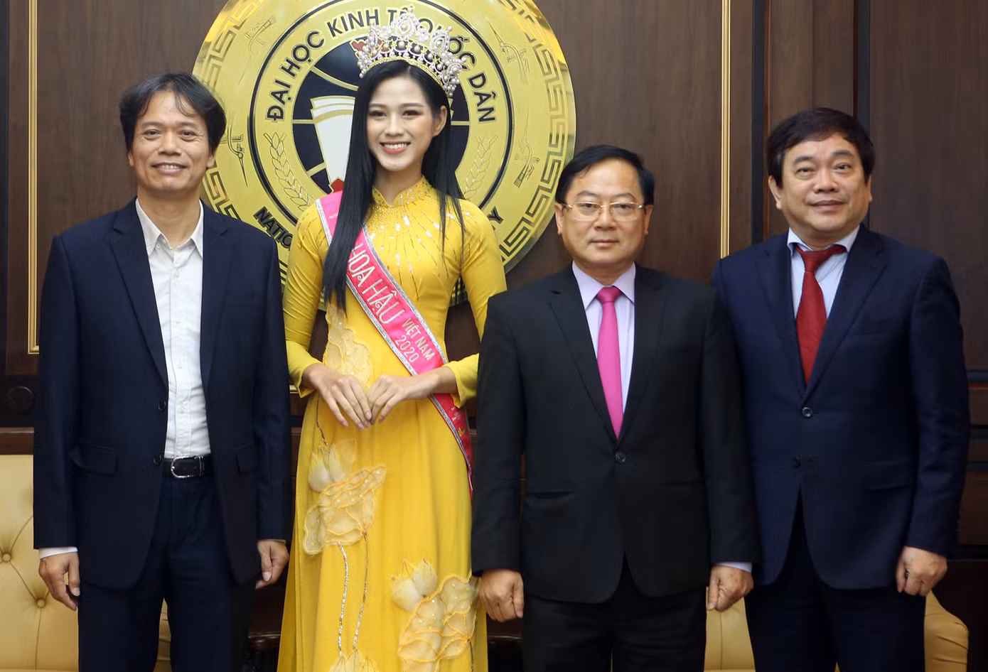 Hoa hậu Việt Nam 2020 Đỗ Thị Hà và lời hứa 'mời cả lớp đi du thuyền' ảnh 11