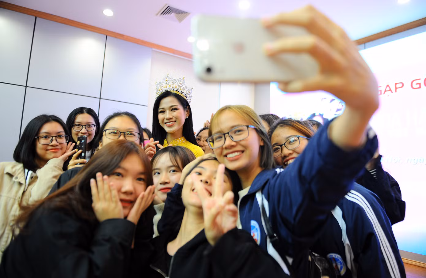 Hoa hậu Việt Nam 2020 Đỗ Thị Hà và lời hứa 'mời cả lớp đi du thuyền' ảnh 10