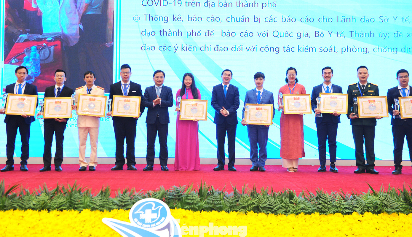 Vinh danh 10 thầy thuốc trẻ Việt Nam tiêu biểu năm 2020 ảnh 1