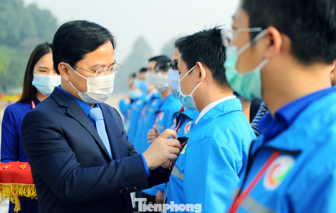 Các tài năng trẻ Việt Nam báo công, vào Lăng viếng Chủ tịch Hồ Chí Minh ảnh 11