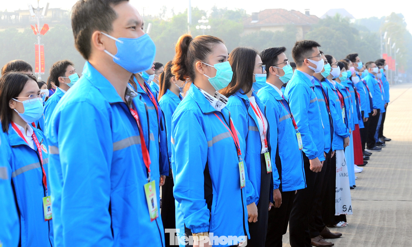 Các tài năng trẻ Việt Nam báo công, vào Lăng viếng Chủ tịch Hồ Chí Minh ảnh 7
