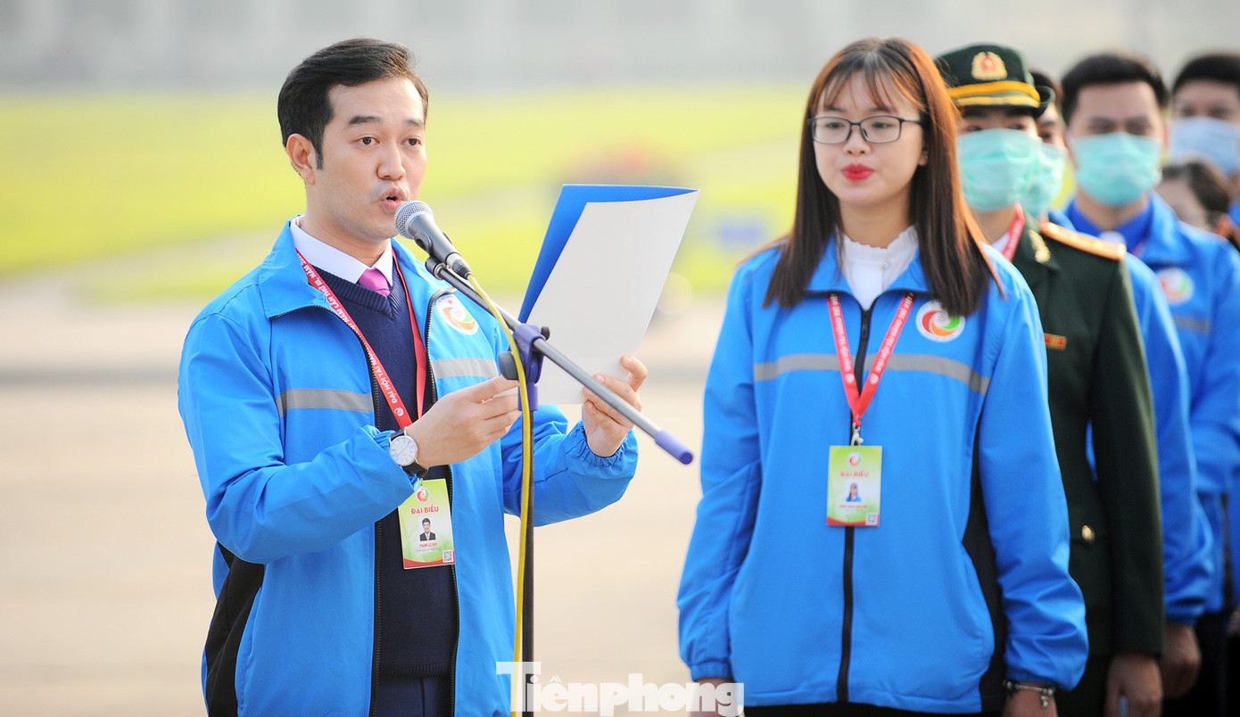 Các tài năng trẻ Việt Nam báo công, vào Lăng viếng Chủ tịch Hồ Chí Minh ảnh 6