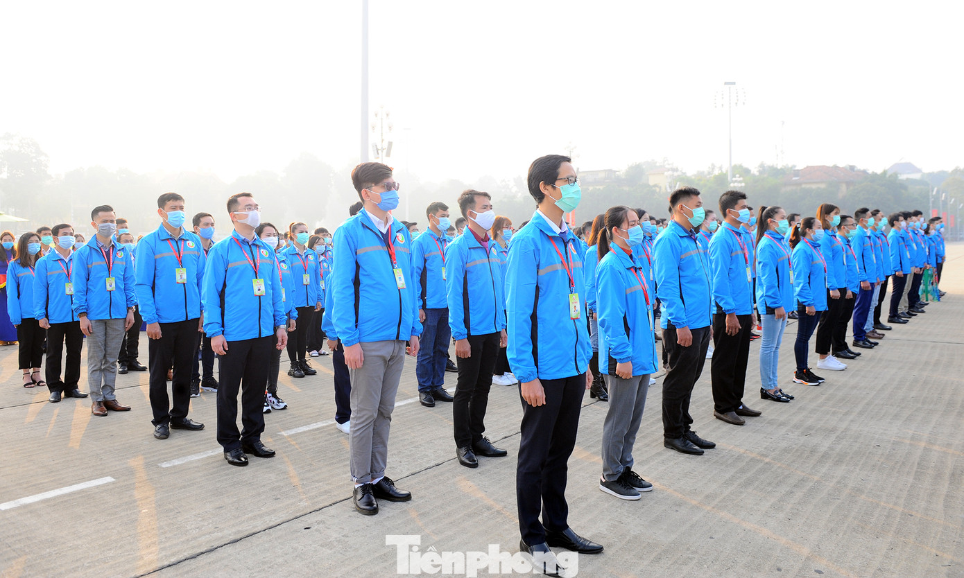 Các tài năng trẻ Việt Nam báo công, vào Lăng viếng Chủ tịch Hồ Chí Minh ảnh 5