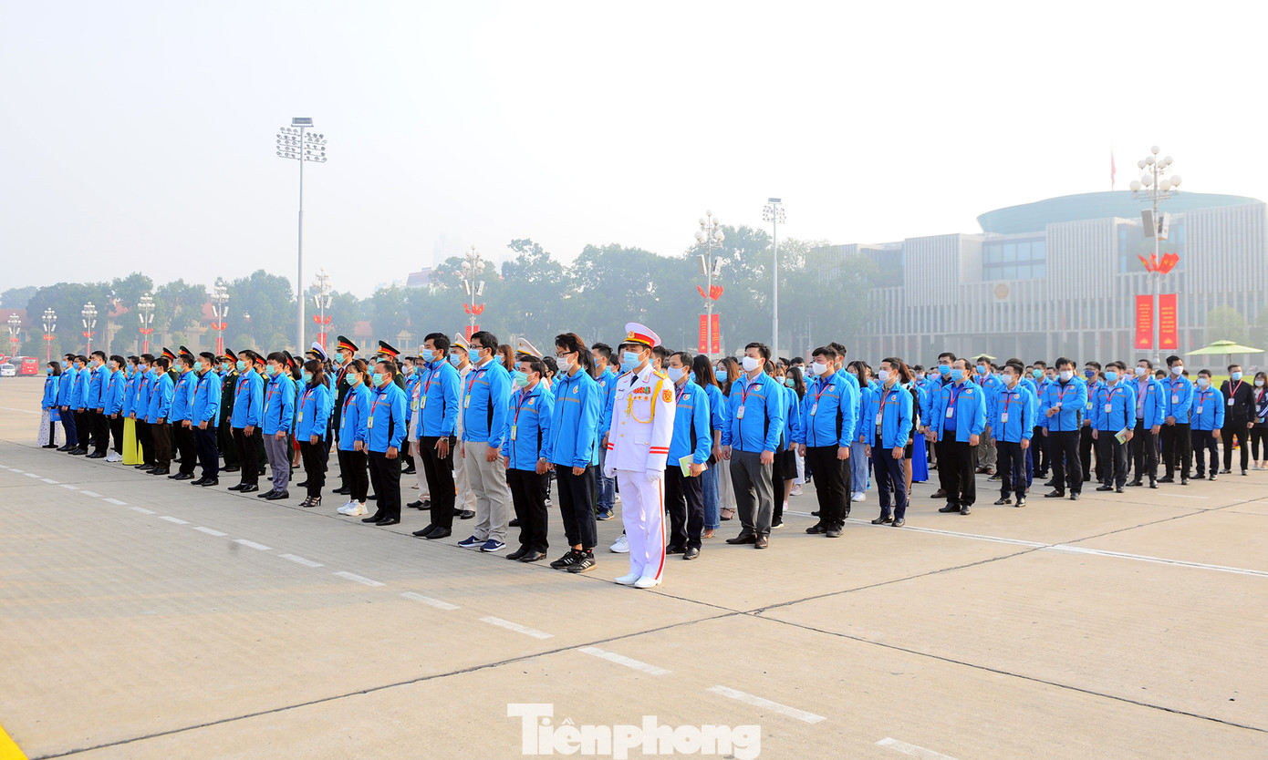 Các tài năng trẻ Việt Nam báo công, vào Lăng viếng Chủ tịch Hồ Chí Minh ảnh 4