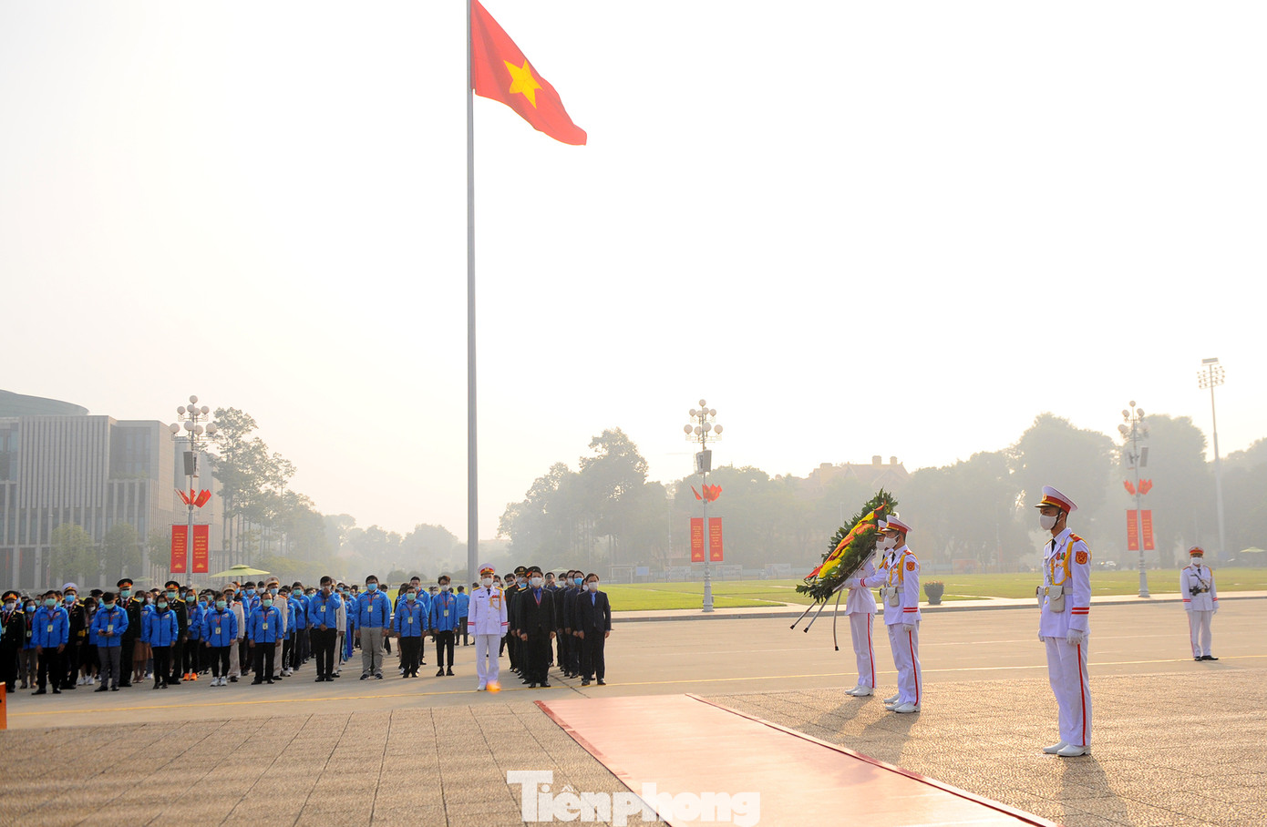 Các tài năng trẻ Việt Nam báo công, vào Lăng viếng Chủ tịch Hồ Chí Minh ảnh 13