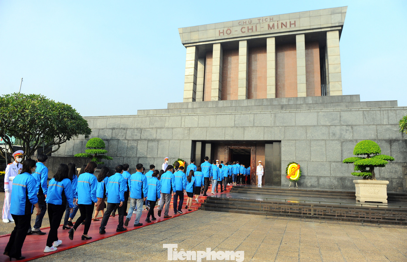 Các tài năng trẻ Việt Nam báo công, vào Lăng viếng Chủ tịch Hồ Chí Minh ảnh 18