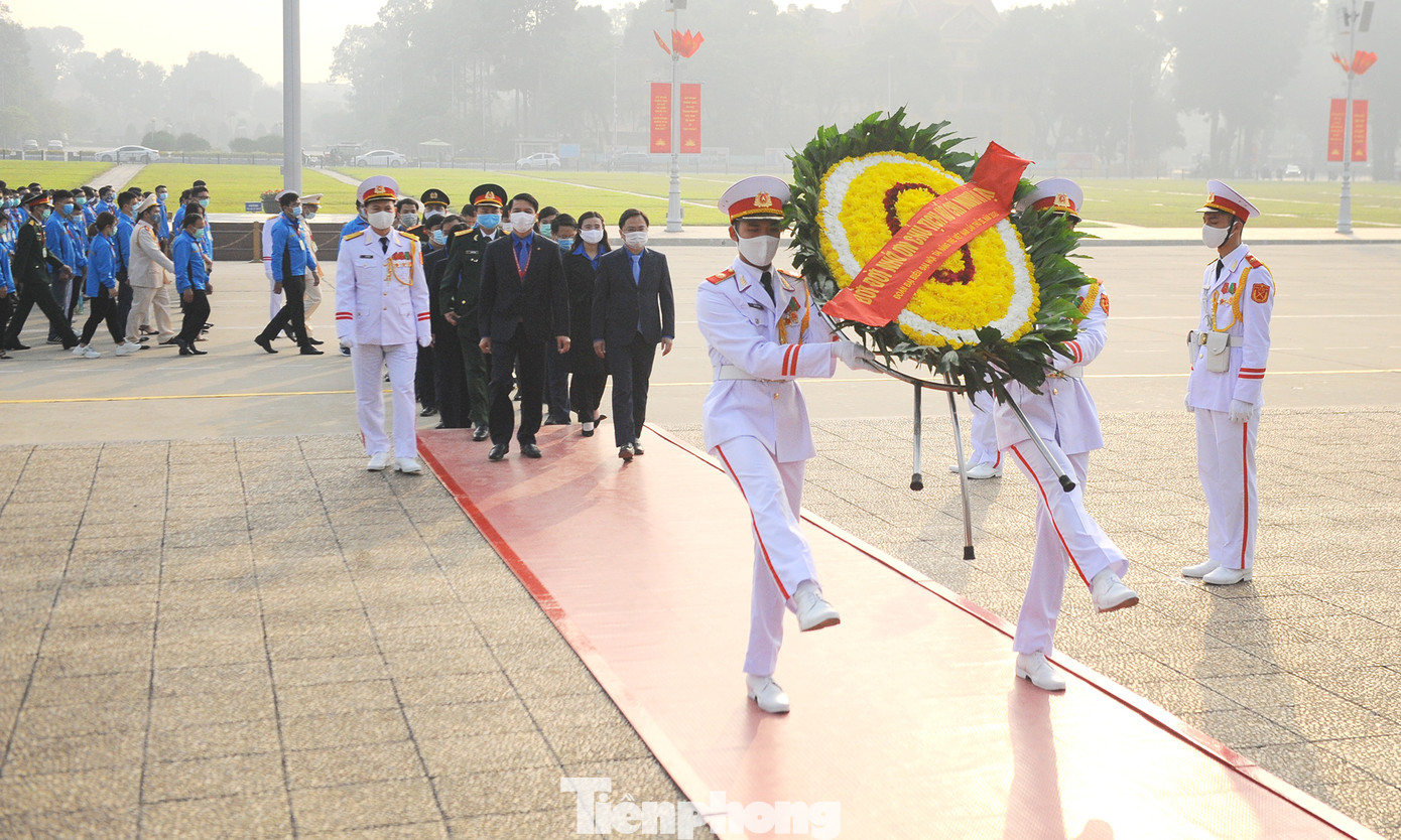 Các tài năng trẻ Việt Nam báo công, vào Lăng viếng Chủ tịch Hồ Chí Minh ảnh 14