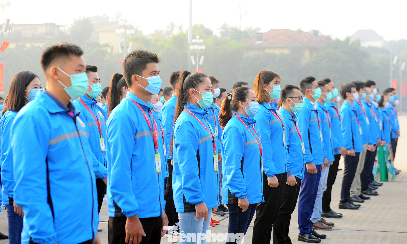 Các tài năng trẻ Việt Nam báo công, vào Lăng viếng Chủ tịch Hồ Chí Minh ảnh 8