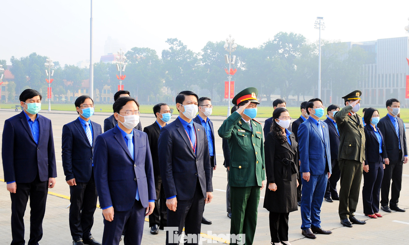 Các tài năng trẻ Việt Nam báo công, vào Lăng viếng Chủ tịch Hồ Chí Minh ảnh 2