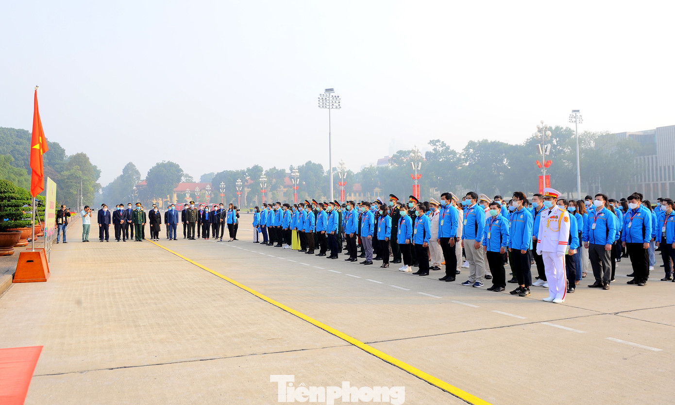 Các tài năng trẻ Việt Nam báo công, vào Lăng viếng Chủ tịch Hồ Chí Minh ảnh 1