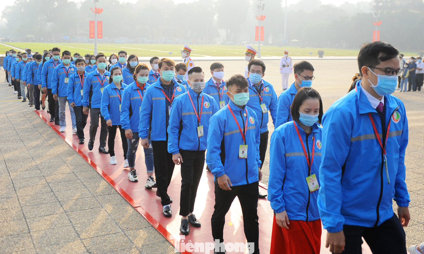 Các tài năng trẻ Việt Nam báo công, vào Lăng viếng Chủ tịch Hồ Chí Minh ảnh 17