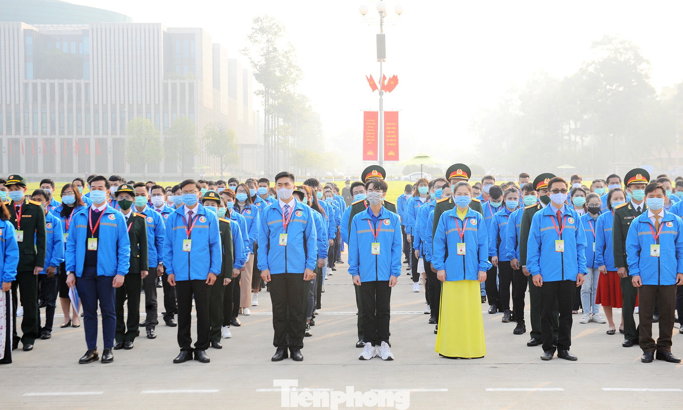 Các tài năng trẻ Việt Nam báo công, vào Lăng viếng Chủ tịch Hồ Chí Minh ảnh 9