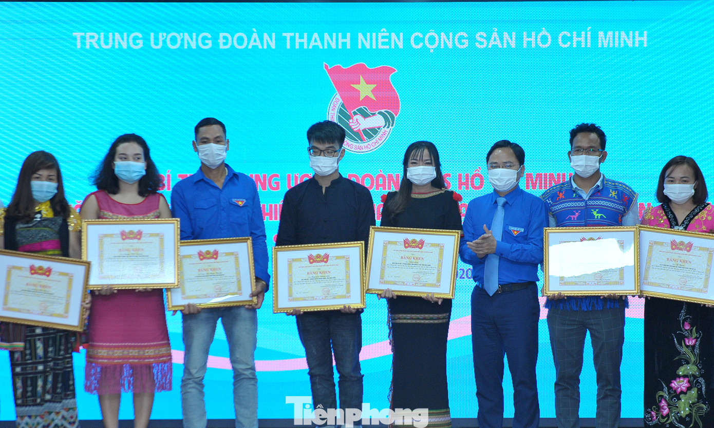 Vận động không xuất nhập cảnh trái phép để phòng chống dịch COVID-19 ảnh 8