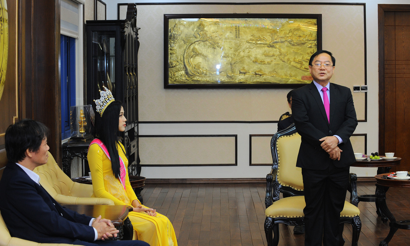 ĐH Kinh tế Quốc dân tự hào nữ sinh đầu tiên đăng quang Hoa hậu Việt Nam ảnh 2