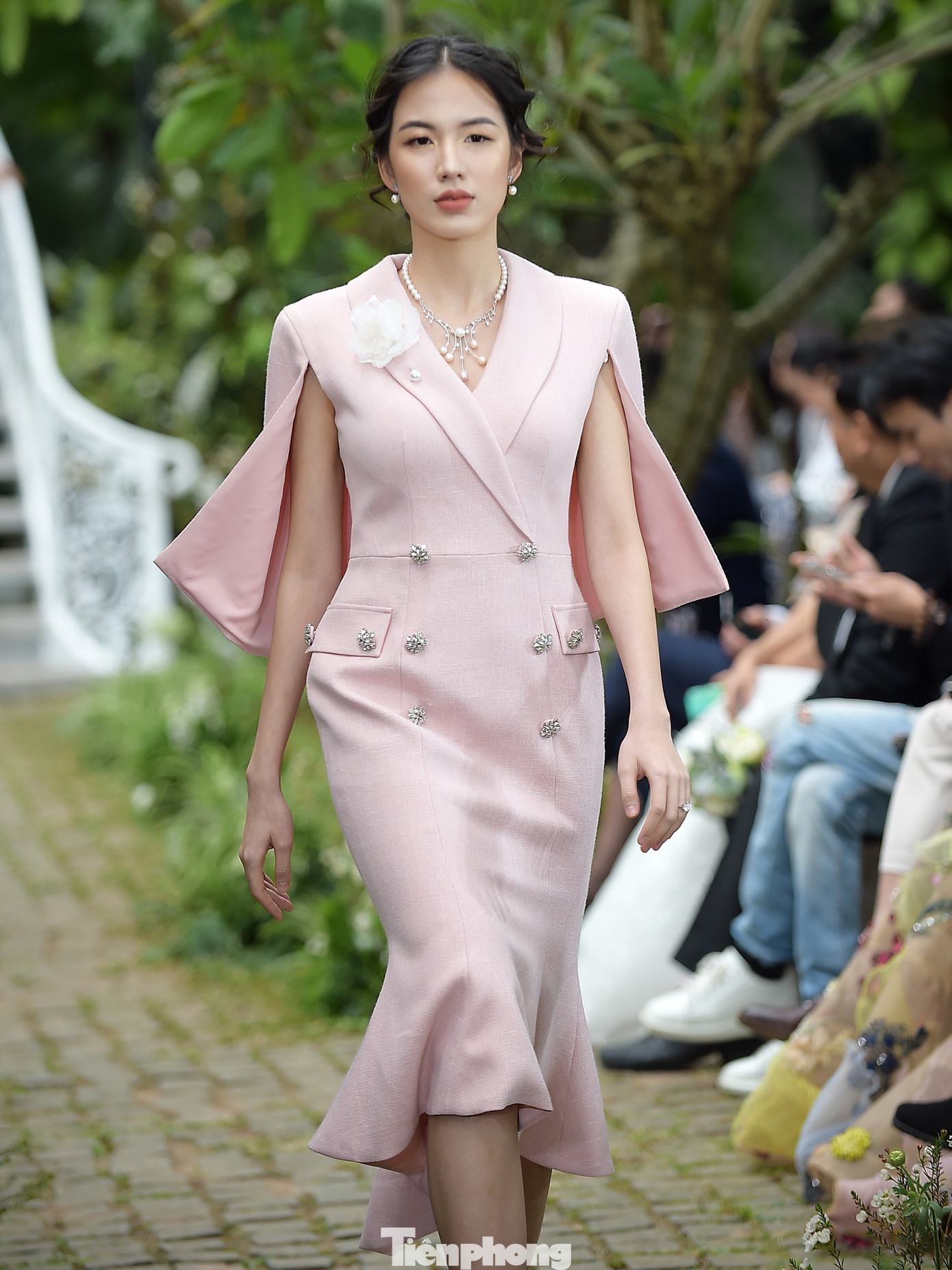 Chủ hiệu thời trang 9X làm người mẫu ảnh 2