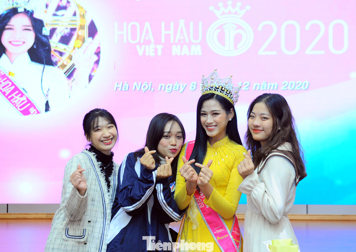 Hoa hậu Việt Nam Đỗ Thị Hà thi môn đầu tiên trong ngày trở lại trường ảnh 1