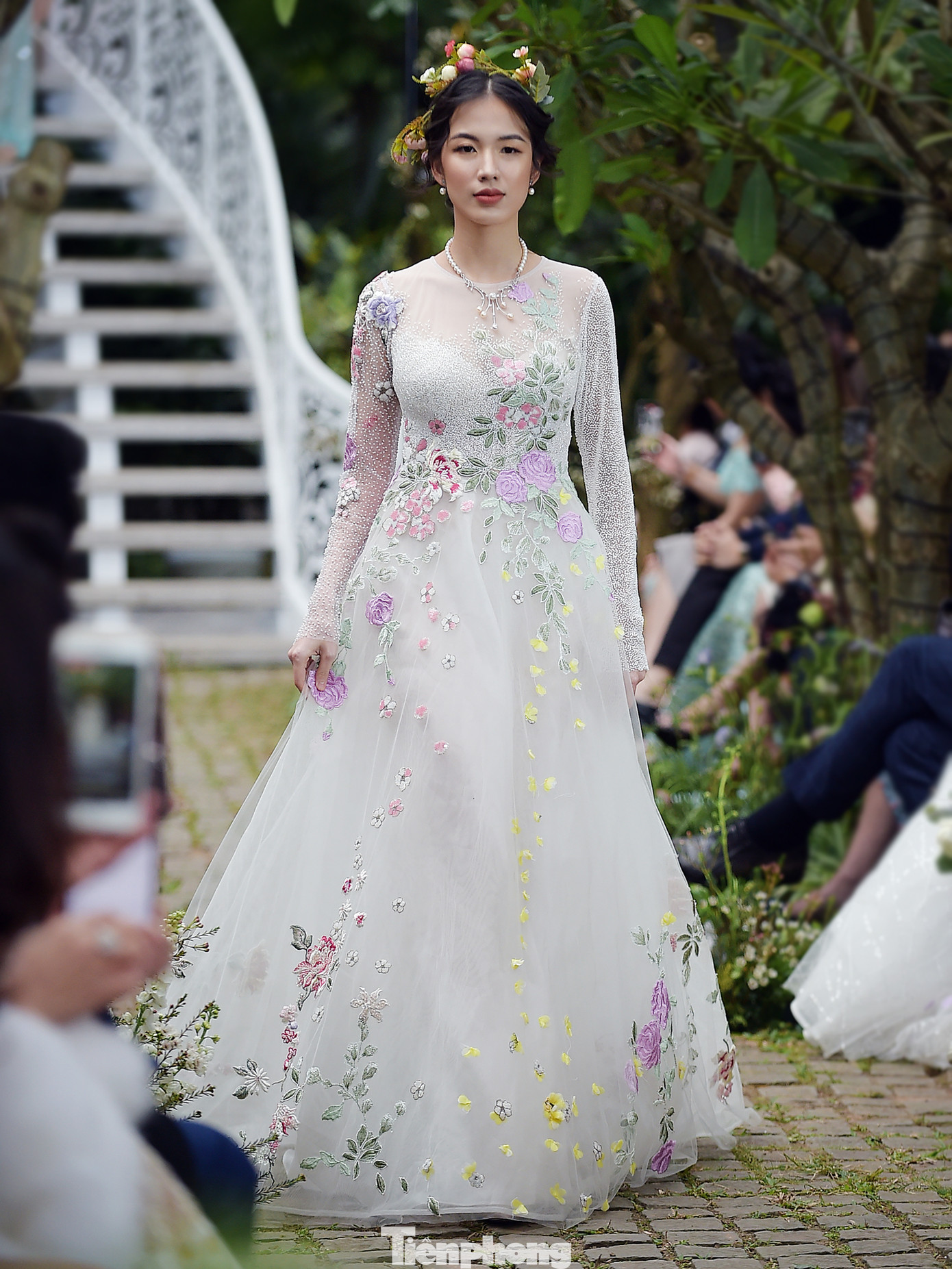 Chủ hiệu thời trang 9X làm người mẫu ảnh 3